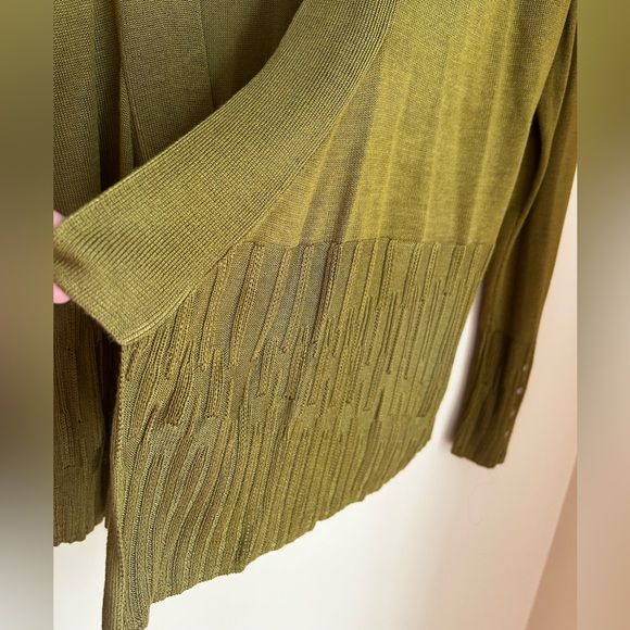 Beautiful never worn short golden green open cardigan with geometrical detail. - Picture 4 of 6
